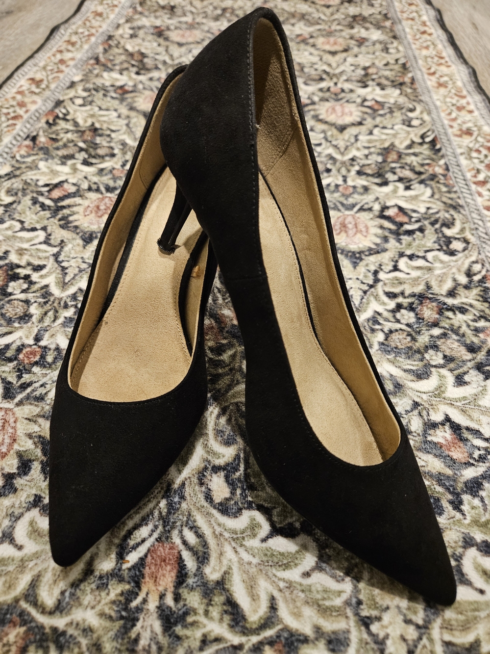 Old Navy Black Pointed-Toe Pumps